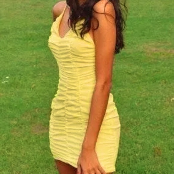 Pretty Little Thing ruched dress - Picture 4 of 4